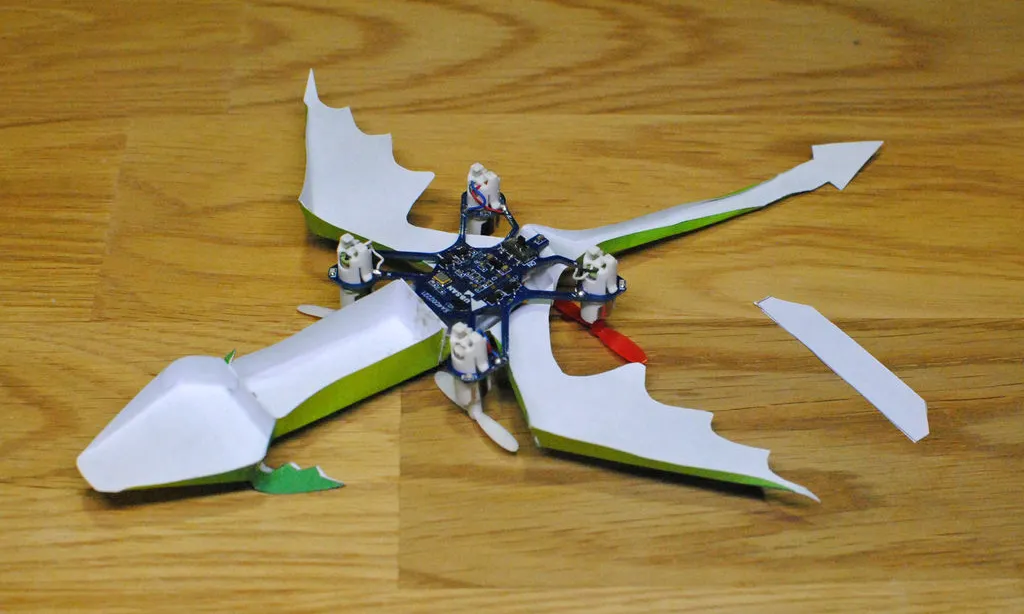 drone incorporat a un drac retallable.