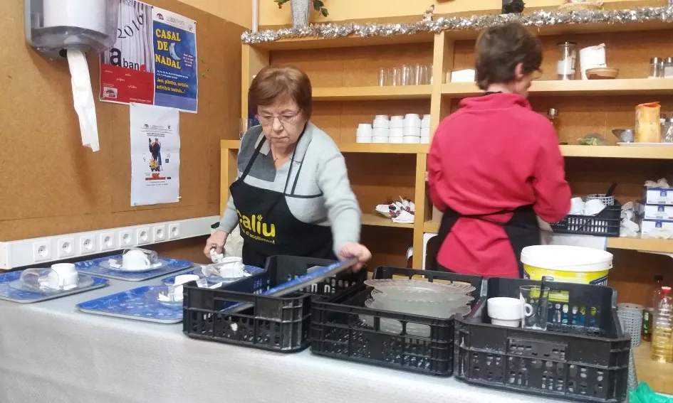 El Caliu ofereix esmorzars i dinars calents a les persones sense sostre, en situació de pobresa alimentària o màxima vulnerabilitat