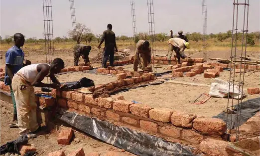 Construint una escola a Burkina Faso