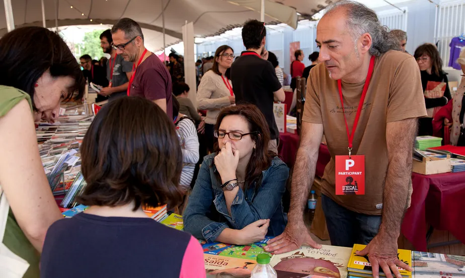 Mercat de llibres. Fira Literal 2016 (font: Flickr Fira Literal).