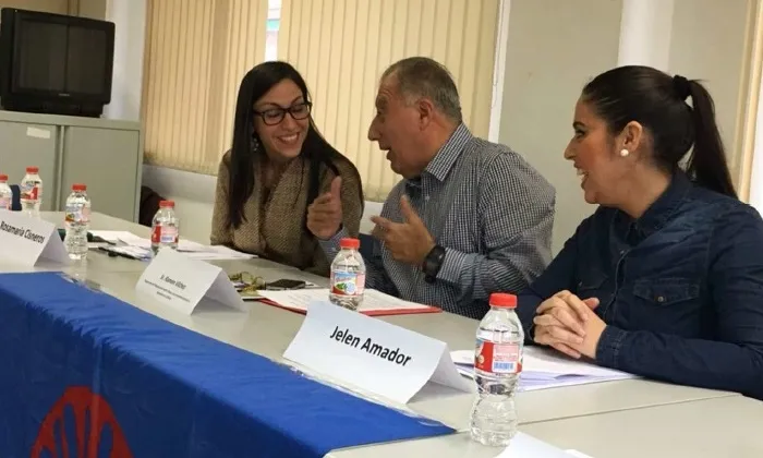 Jelen Amador, a la dreta, en una de les reunions de l'associació