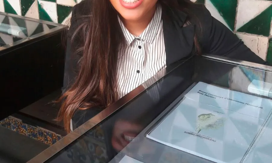 Jelen Amador al costat de la seva tesi