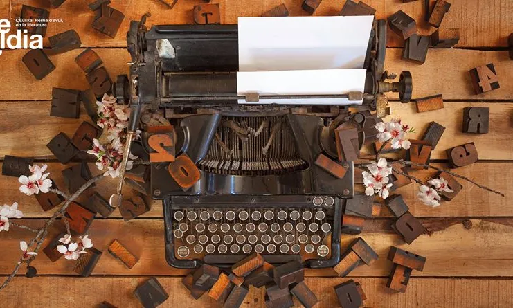 Imatge de Literaldia 2017: màquina d'escriure amb llestres de fusta al voltant