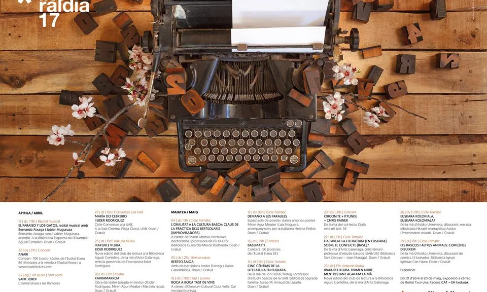 Imatge de Literaldia 2017: màquina d'escriure amb llestres de fusta al voltant