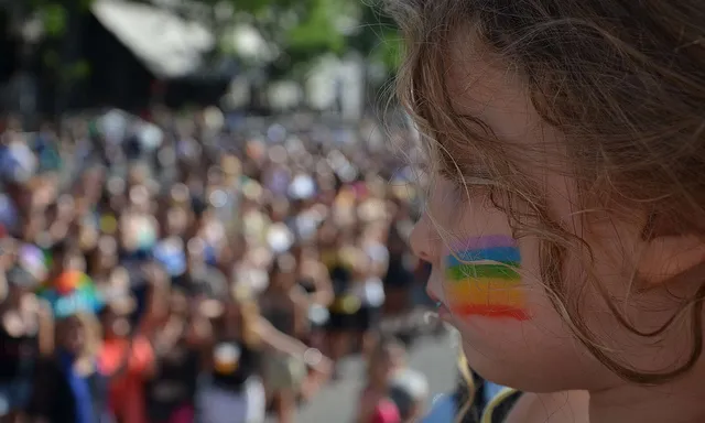 Infant en una manifestació LGTBI