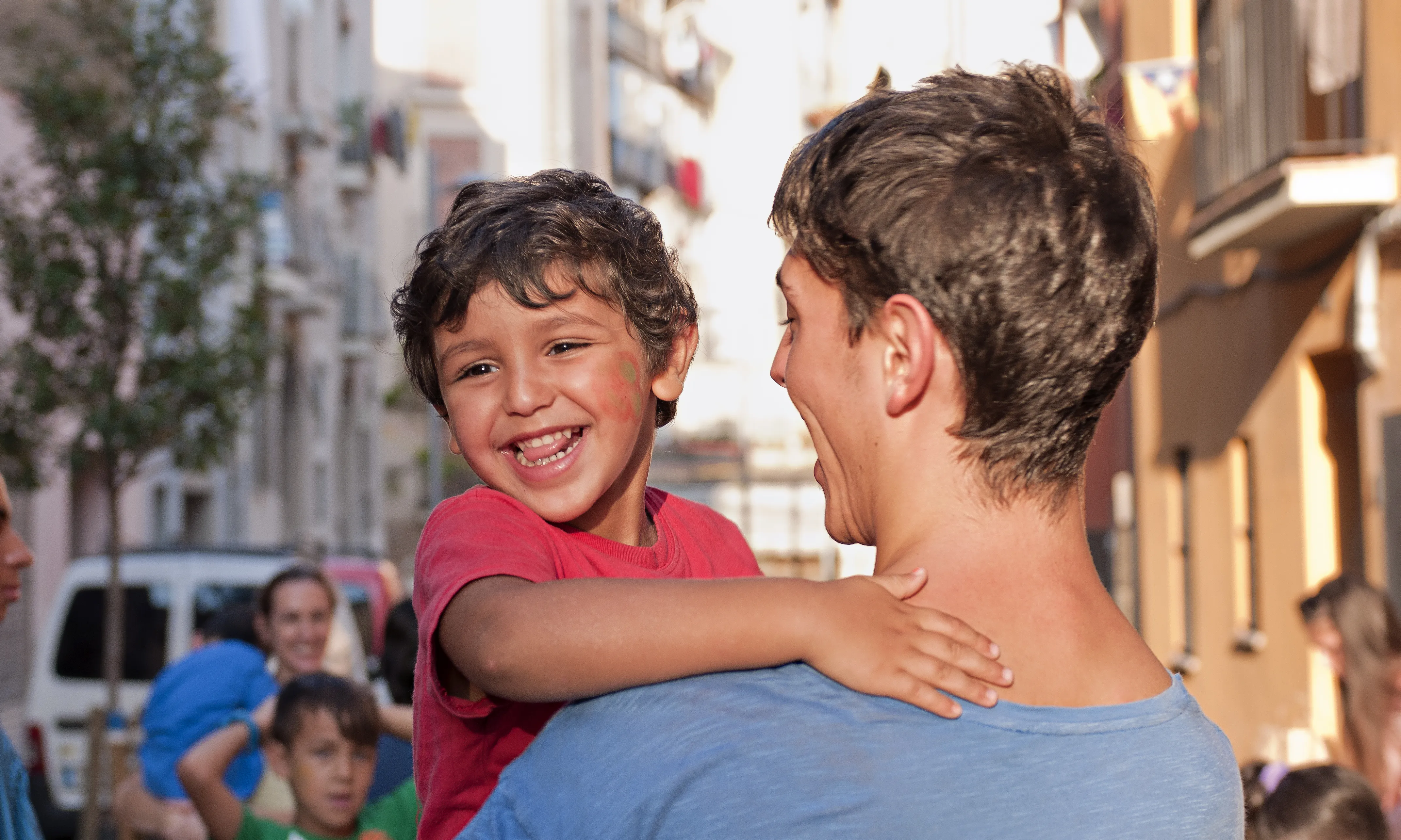 Voluntari i nen en una activitat de Can Pedró