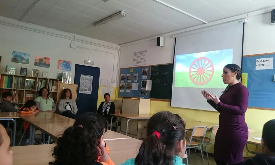 Jelen Amador impartint una classe sobre cultura gitana a una classe de Primària de l'escola Mare de Déu de Montserrat de Terrassa