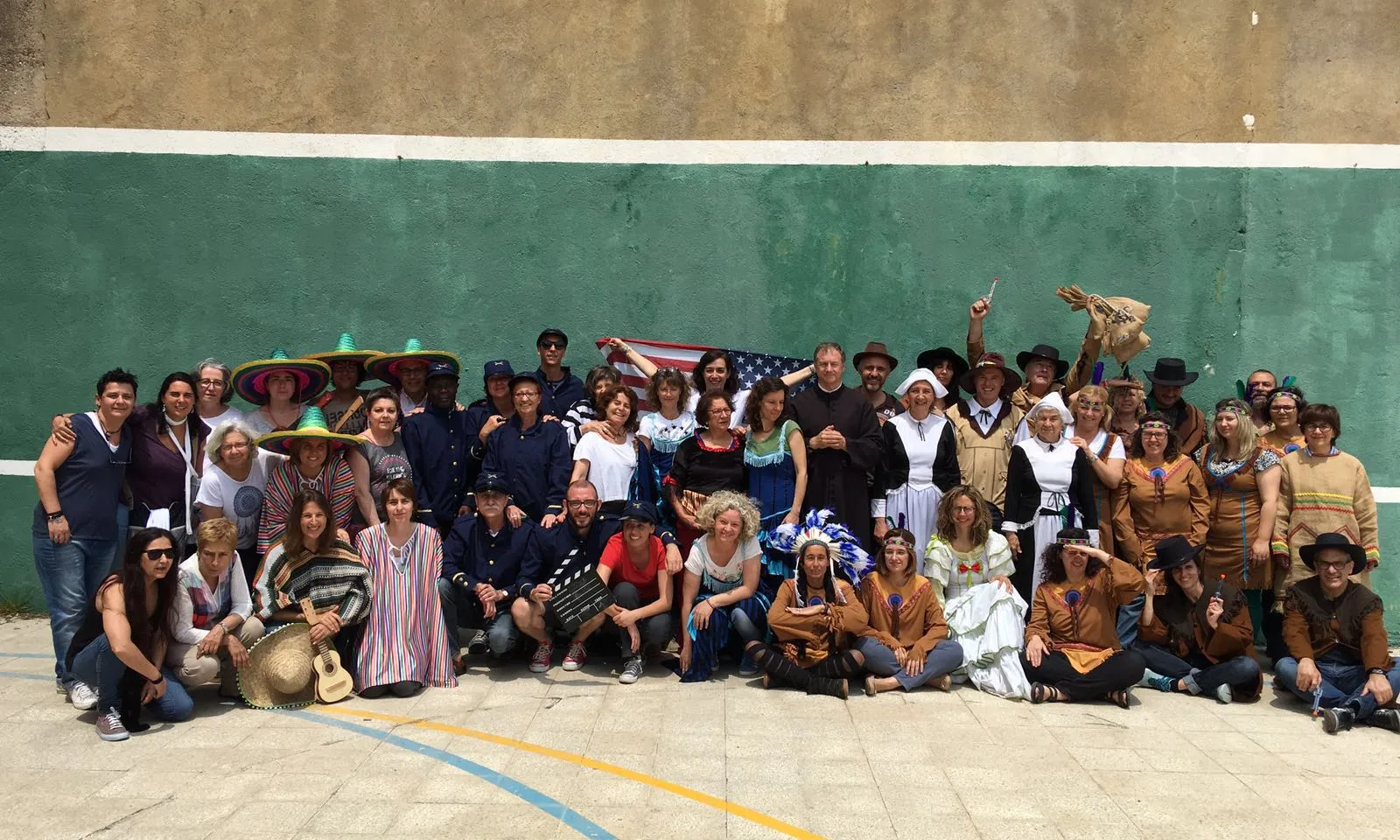 Persones voluntàries disfressades a Can Pedró