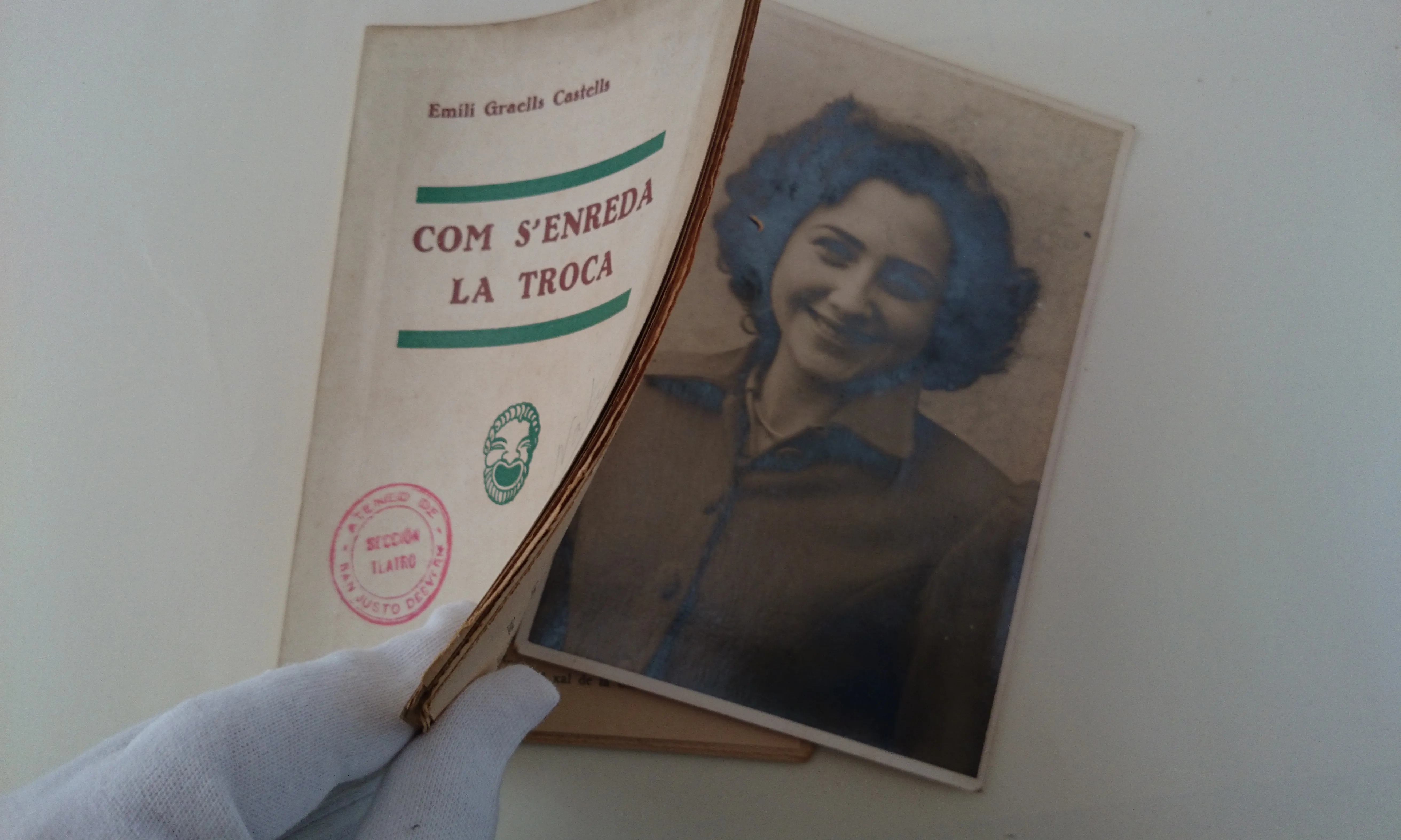 Retrat de Nati Izquierdo dins un llibret de teatre. 