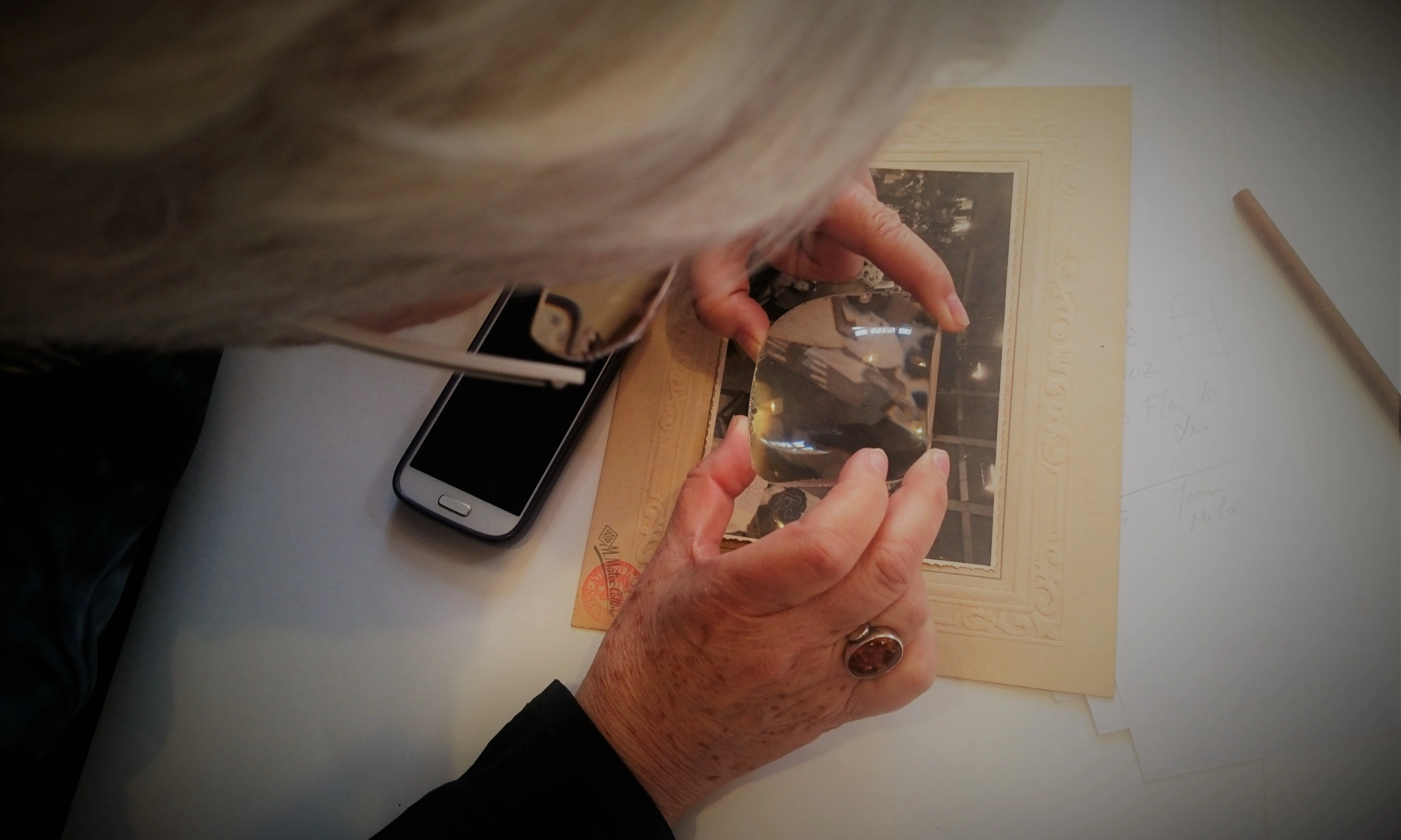 La fascinació en observar els detalls de les fotografies.
