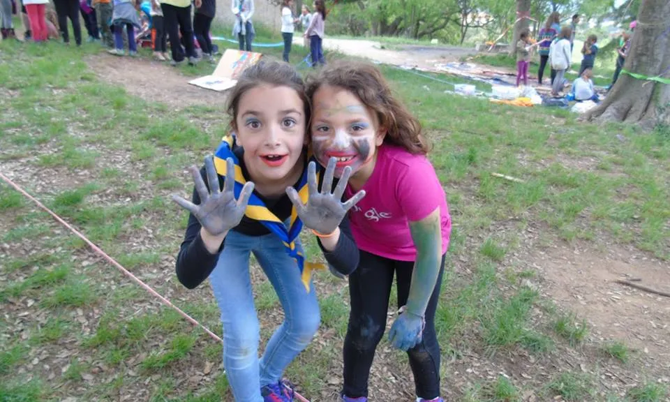 Dos membres de la unitat de Follets (6-8 anys) fent una activitat