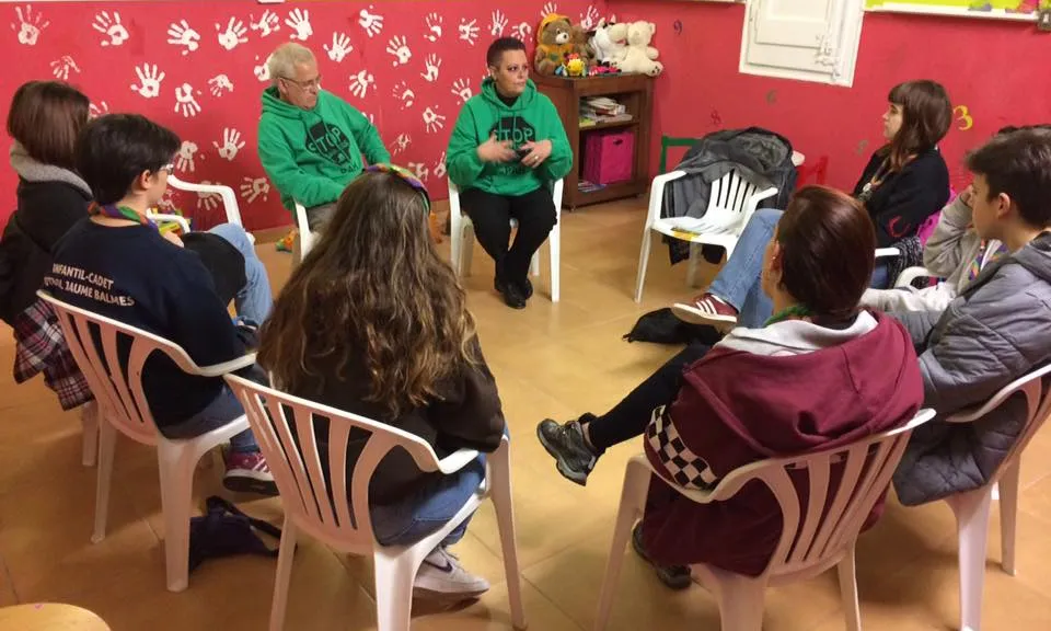 Unitat de Pioners (15-17 anys) a la PAH fent una xerrada sobre desnonaments