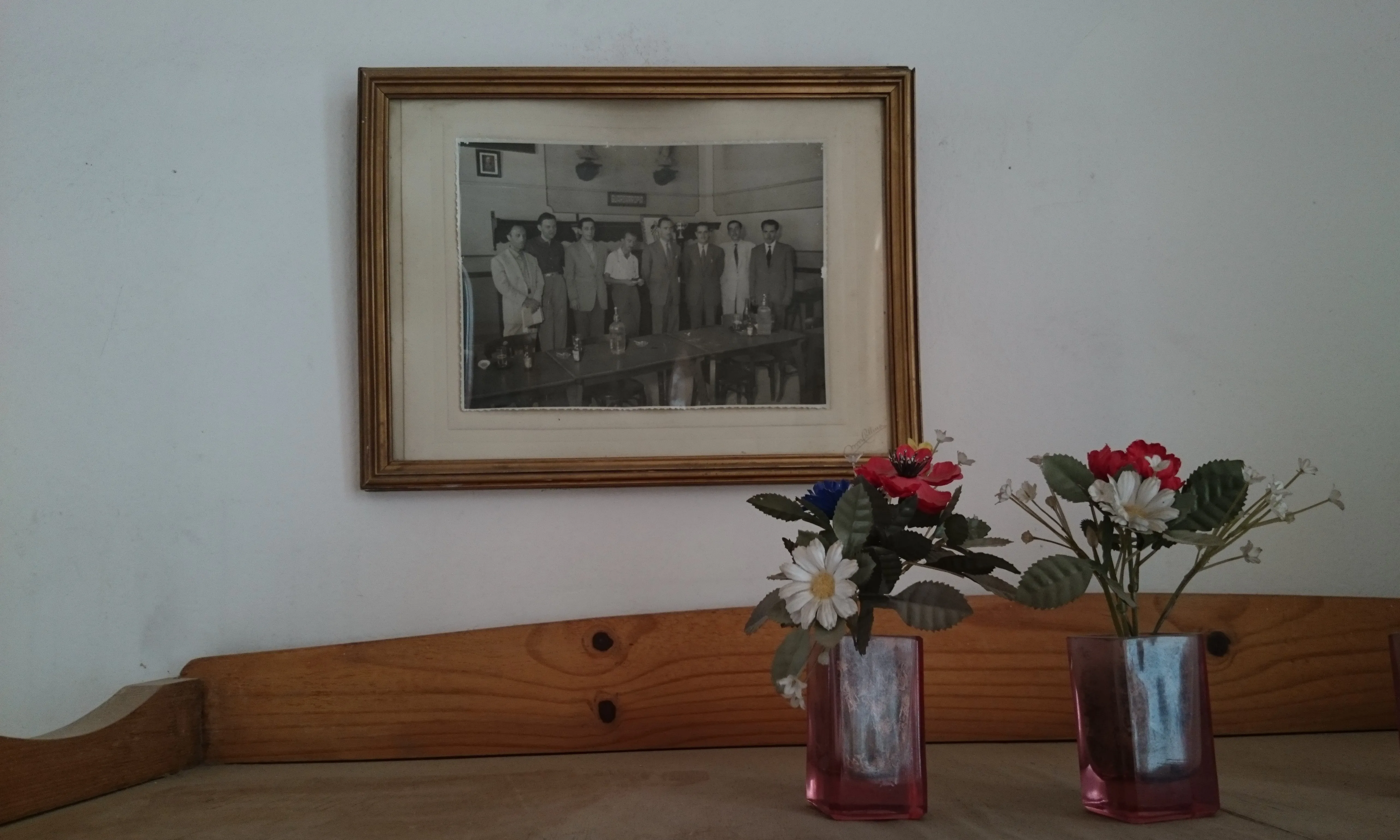 Retrat de membres de la Junta i alguns socis enmarcat a la Sala de Juntes de l’Ateneu de Sant Just Desvern, ca. 1947. 