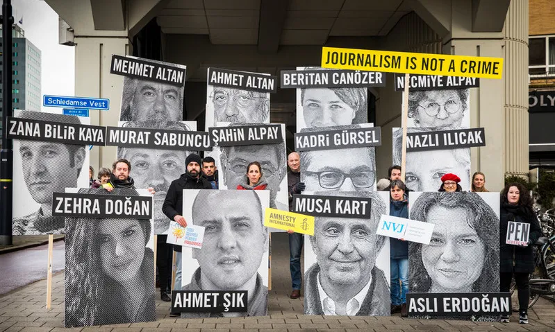 Membres d'Amnistia Internacional en un acte a Rotterdam