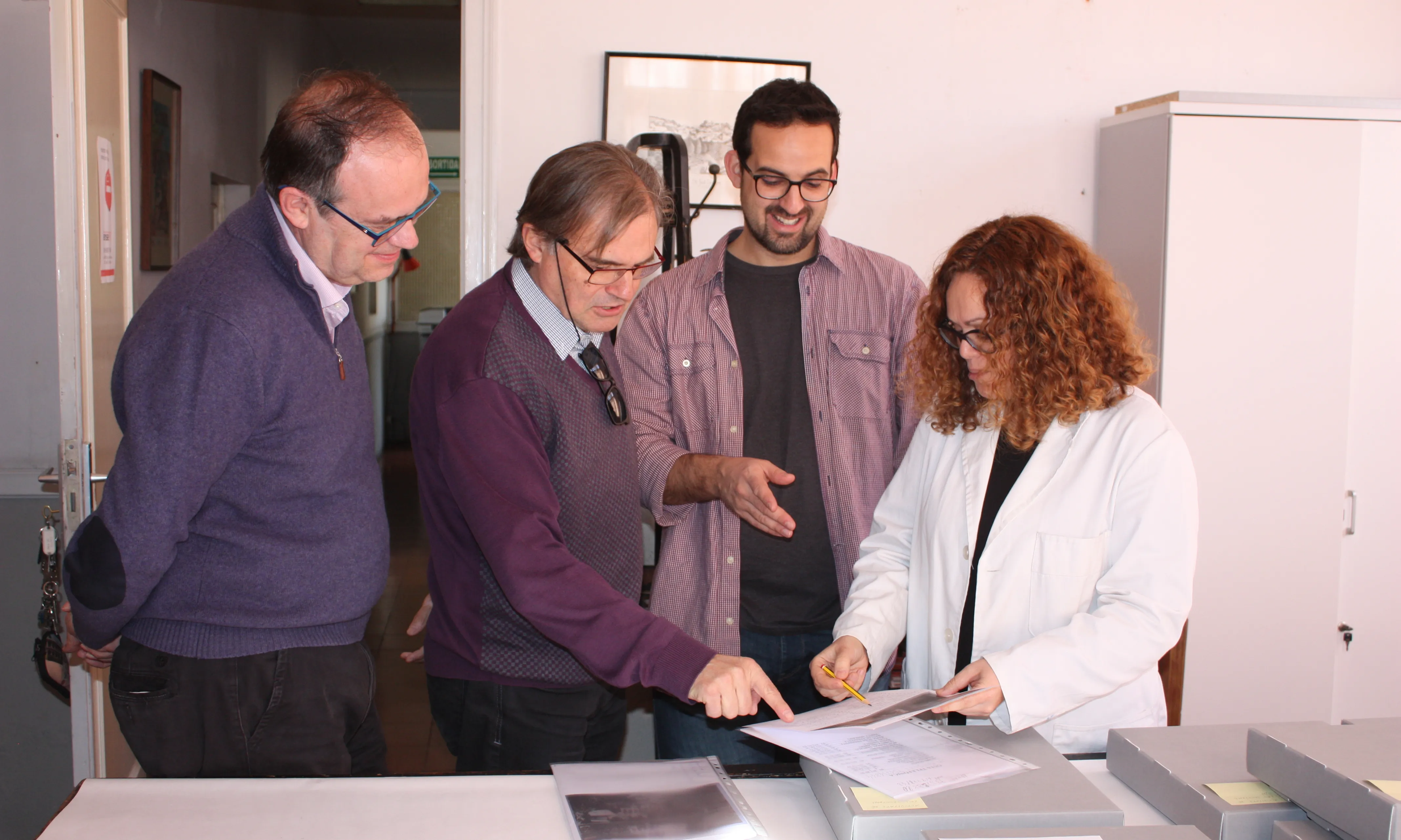 Jordi Amigó arxiver municipal de Sant Just, Albert Macià president de l’Ateneu i Sergi Seguí regidor de Cultura i Patrimoni de Sant Just Desvern en les tasques de descripció dels fons fotogràfics.