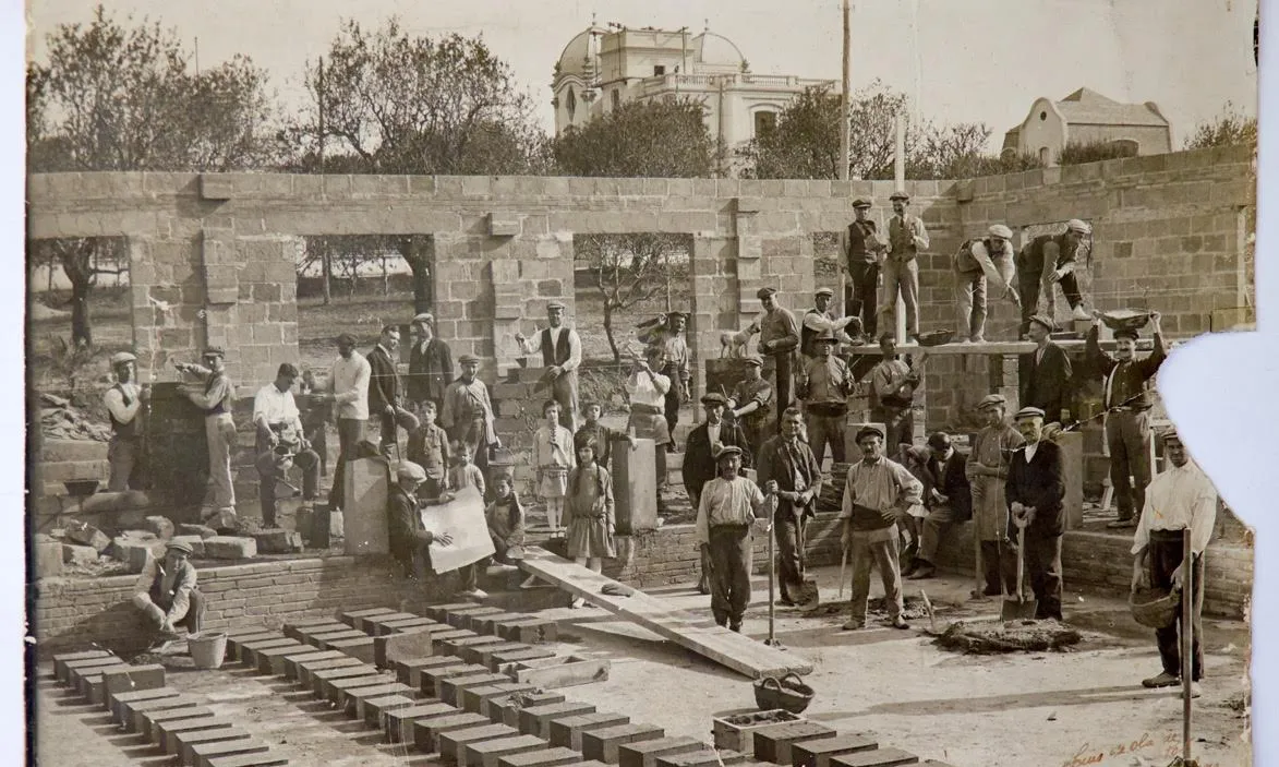 Construcció de les Escoles de l’Ateneu de Sant Just Desvern. Fotògraf Luís de Olalde. Ca. 1917. Arxiu Fotogràfic de l’Ateneu de Sant Just Desvern.