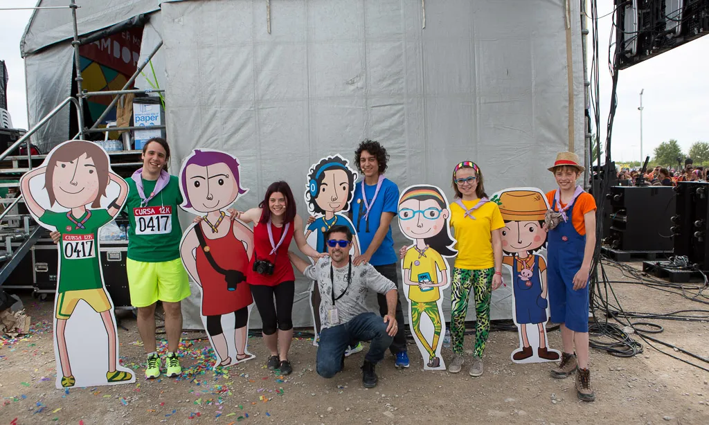 Els personatges de la Jamborinada amb el seu creador 