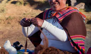 Una dona del la regió del llac Titicaca fent artesania