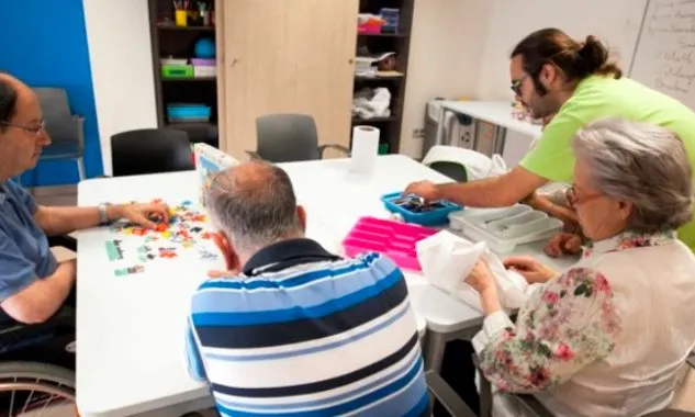 Persones grans participant en jocs de taula
