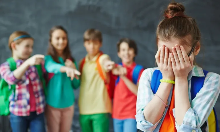 Una noia pateix bullying per part dels seus companys i companyes de classe.