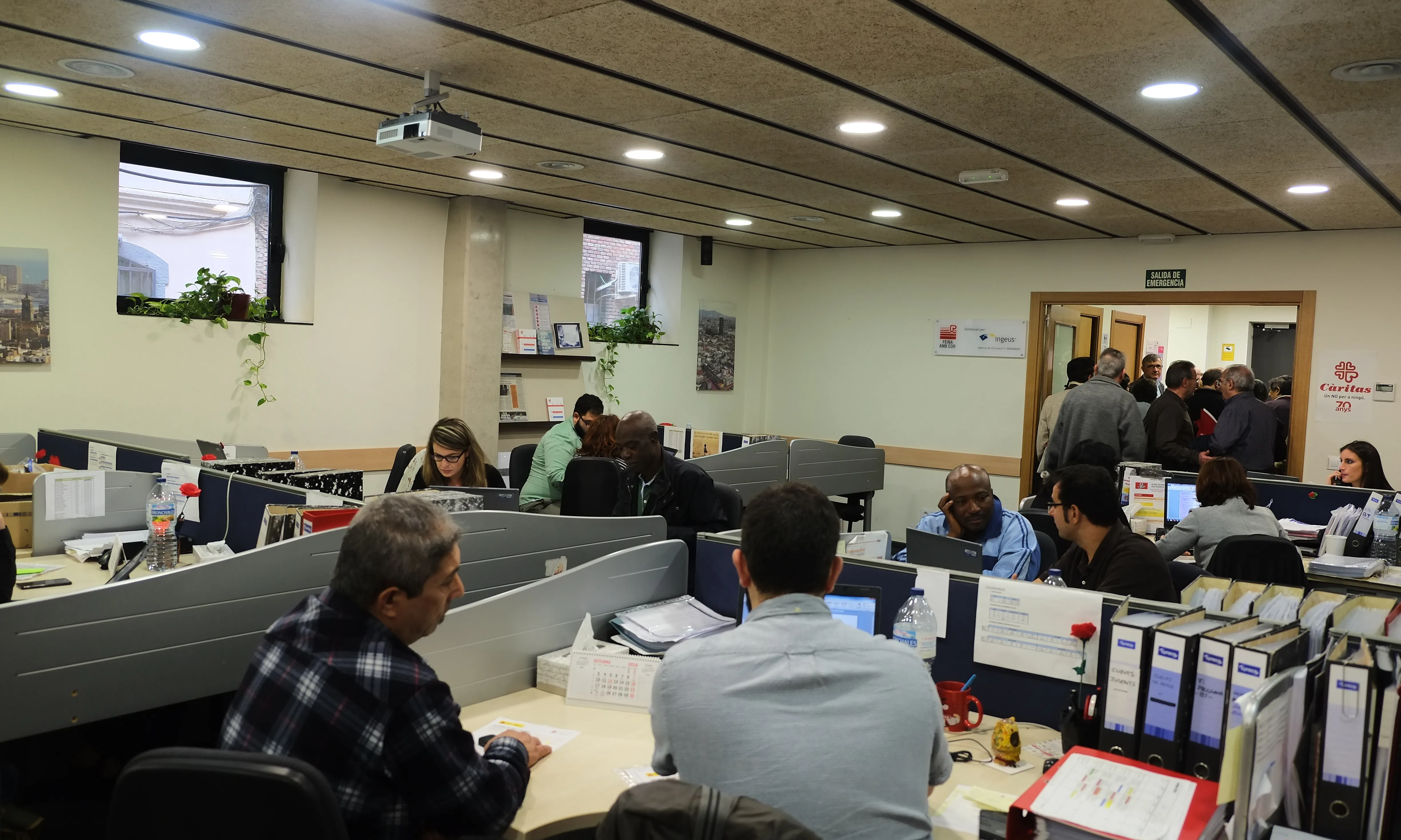 Oficines de Càritas de Barcelona on es reuneixen les persones usuàries amb els i les acompanyants