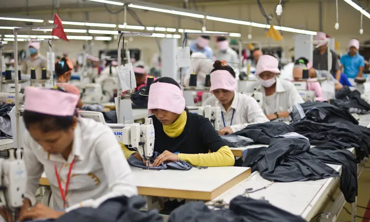 Treballadores en una fàbrica de roba