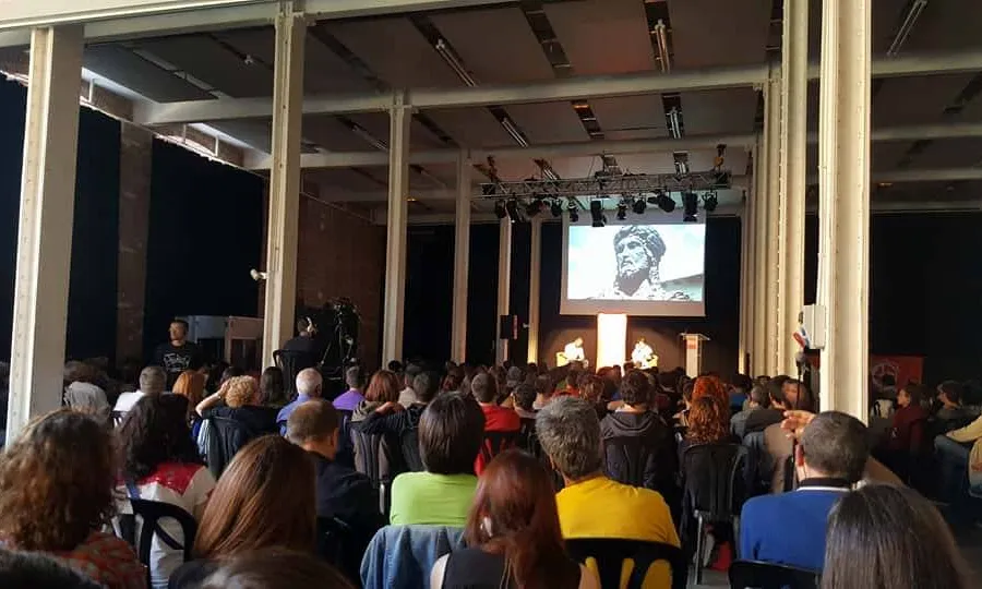 900 persones van assistir a l'entrevista a Leila Khaled a Fabra i Coats, Barcelona.