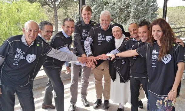 Els representants de les entitats que organitzen Batecs Solidaris amb la samarreta de la 4a edició