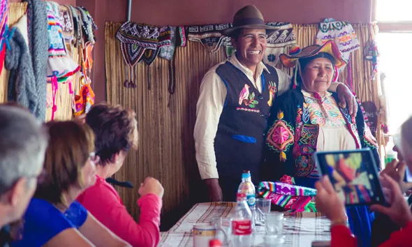 Turistes i persones autòctones a la Ruta Pachamama