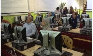 Persones fent formació en un dels telecentres de la xarxa
