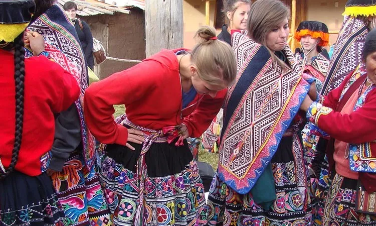 Emprovant-se vestits tradicionals en una comunitat de la Tierra de los Yachqs