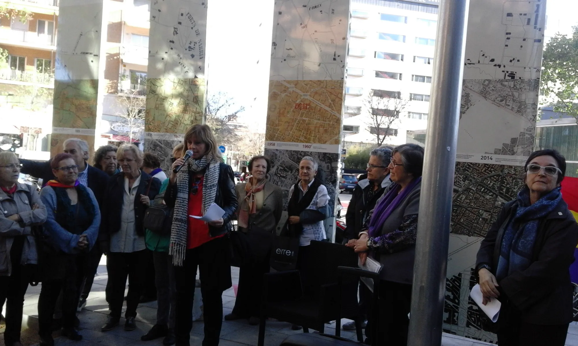 Dones participant en un acte. Imatge que il·lustra el taller "Cuidem la ciutat" del Fòrum veïnal de dones