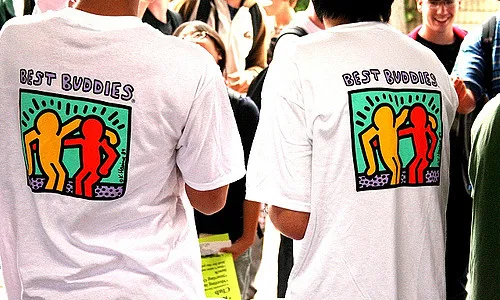Samarreta de la fundació Best Buddies.