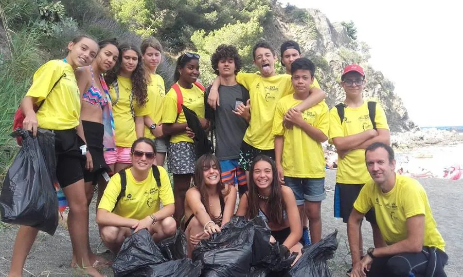 Jornada de voluntariat ambiental dedicada a la retirada de residus a la platja i al mar 