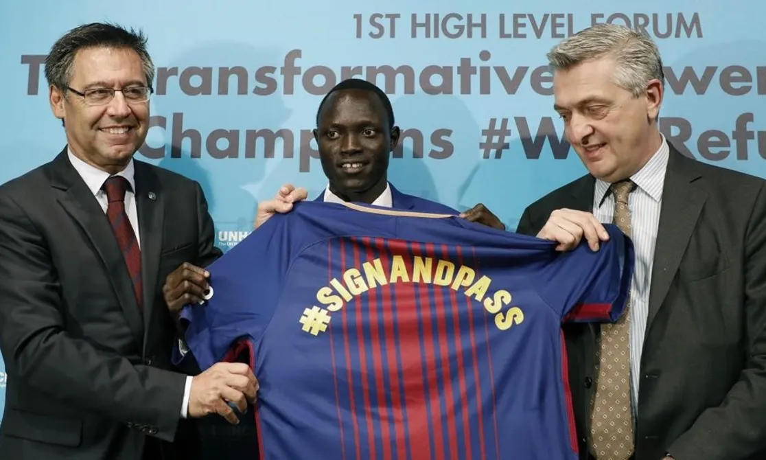 Bartomeu, Paulo Lokoro, atleta olímpico de Sudán refugiado en Kenia, y Filippo Grandi, alto comisionado del ACNUR.