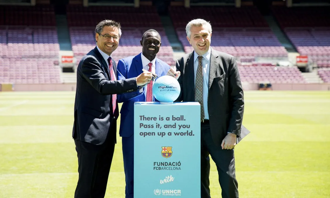 Imatge de la presentació de la campanya #SignAndPass promoguda per ACNUR i la Fundació FC Barcelona