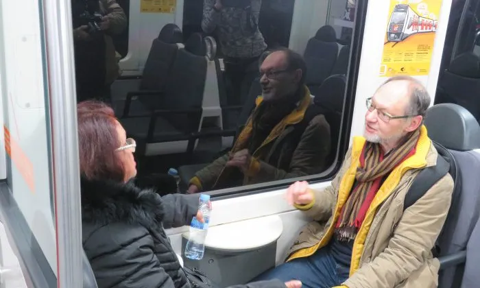 Dues persones xerrant a un vagó dels Ferrocarrils de la Generalitat. Programa pilot per promoure les parelles lingüístiques als trajectes de tren
