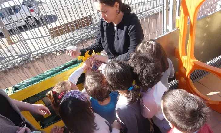 Monitora amb infants en una escola