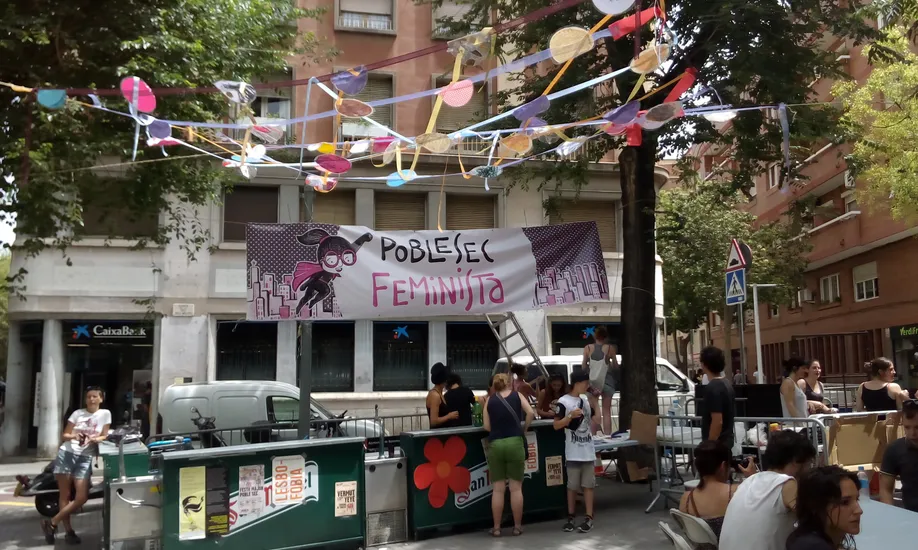 Barra i cartell de Poble Sec Feminista a la Festa Major 2016