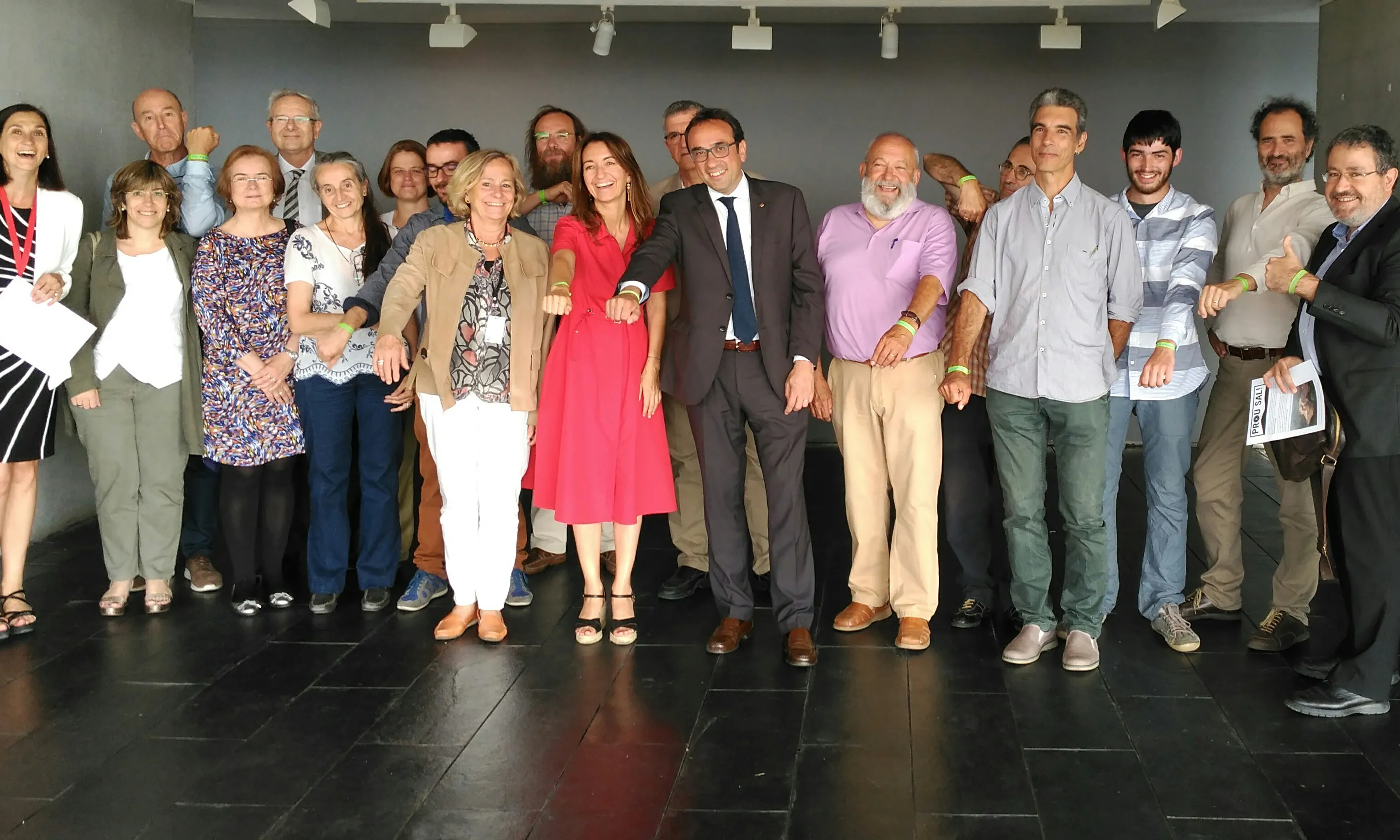 Persones i entitats finalistes posen amb el Conseller Rull i la Secretària Marta Subirà amb les polseres verdes de la Setmana de la Natura 