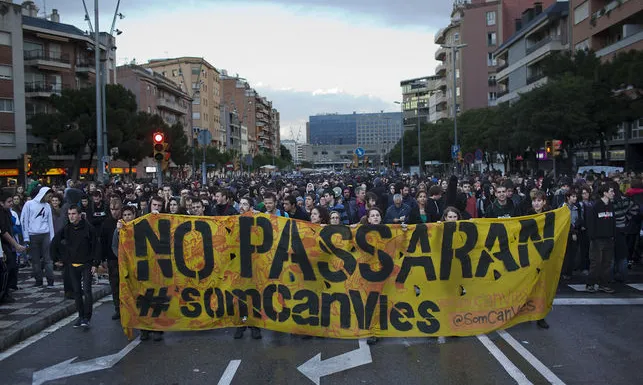 Protestes pel desallotjament per part dels Mossos del centre social Can Vies al barri de Sants, el maig del 2014