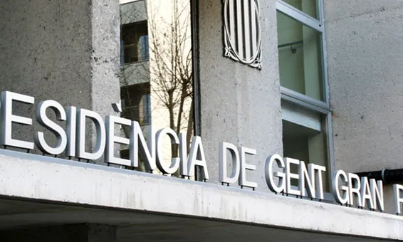 Rètol sobre la porta de la residència