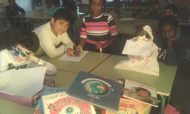 Alumnes de l'escola La Farga de Salt treballant amb la Caixa d'Eines d'una biblioteca