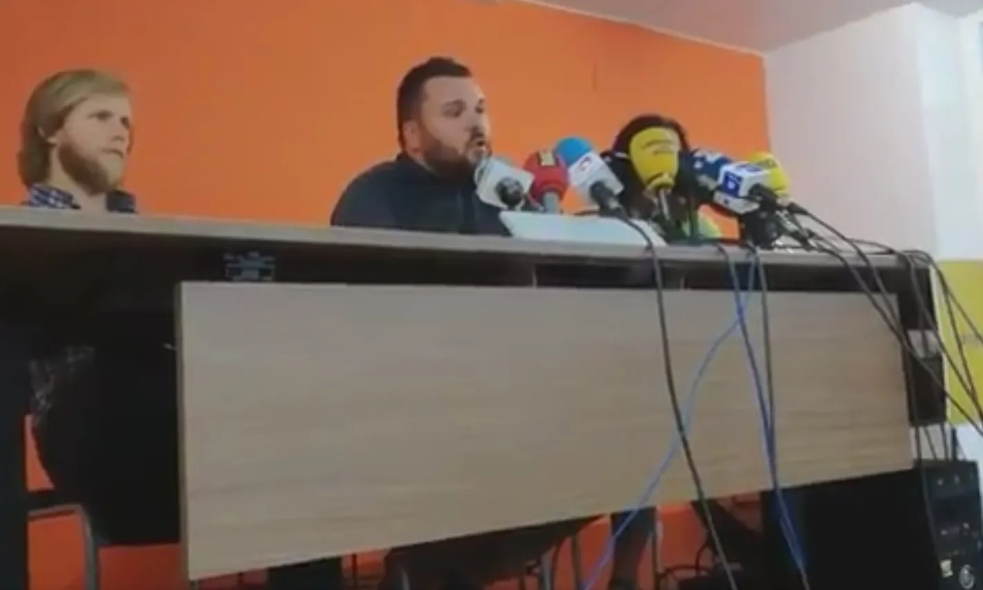 Andrés G. Berrio, advocat dels 11 passatgers expulsats en roda de premsa.