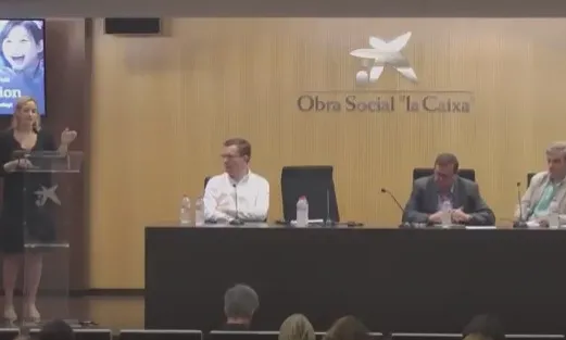 Asha Curran durant la giving-conferència al Palau Macaya.
