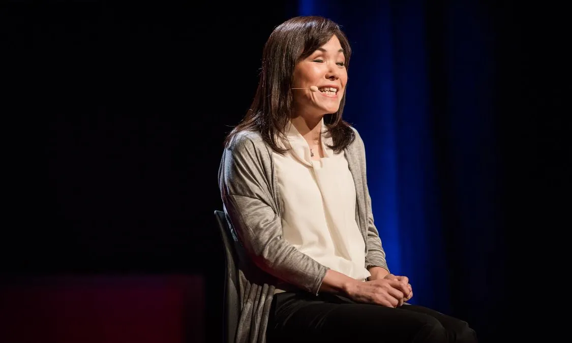 Fotografia de Chieko Asakawa impartint la seva xerrada al TED