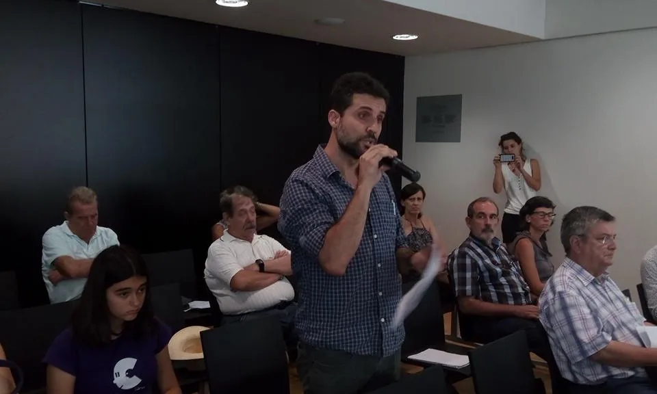 Intervenció de Jordi Calvo, del Centre Delàs, durant el ple de l'Ajuntament de Sant Cugat.