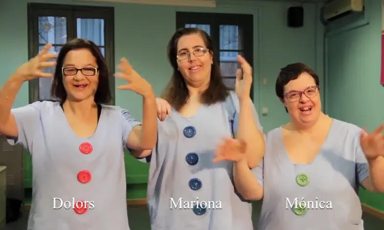 Fotograma del vídeo de la Fundació ASPASIM que interperta "La lluna la pruna" en llenguatge de signes