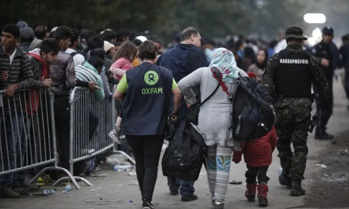 Personal d'Oxfam amb persones refugiades.