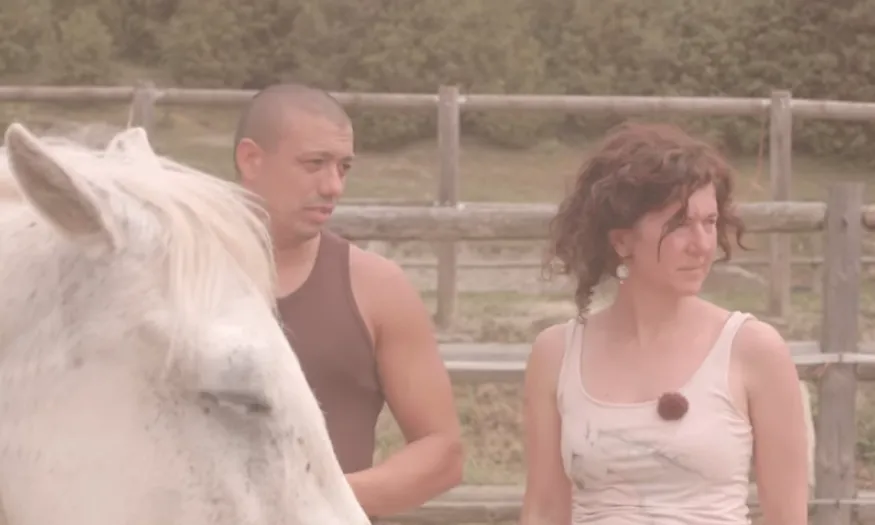 Fotograma de "Somatiche" que mostra com s'aplica la hipoteràpia amb interns d'un centre penitenciari